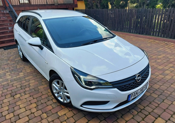 Opel Astra cena 35900 przebieg: 197000, rok produkcji 2017 z Zawiercie małe 667